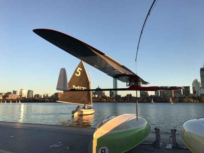 O avião sem motor pesa menos de 3kg e chega a ser até 10 vezes mais rápido que um veleiro(foto: Gabriel Bousquet/MIT) O avião sem motor pesa menos de 3kg e chega a ser até 10 vezes mais rápido que um veleiro(foto: Gabriel Bousquet/MIT)