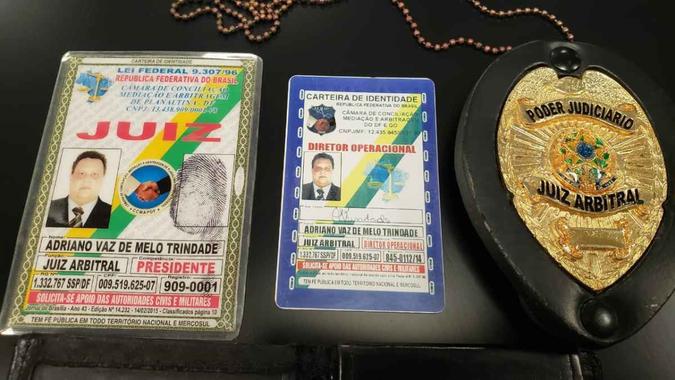 homem apresentava identificação de juiz arbitral e, segundo a Polícia Civil, aplicava golpes na cidade(foto: Divulgação: Polícia Civil) homem apresentava identificação de juiz arbitral e, segundo a Polícia Civil, aplicava golpes na cidade(foto: Divulgação: Polícia Civil)