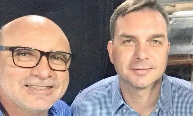 Flávio Bolsonaro com o seu assessor Fabrício Queiroz(foto: Facebook/Reprodução) Flávio Bolsonaro com o seu assessor Fabrício Queiroz(foto: Facebook/Reprodução)