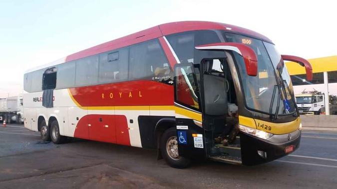 O ônibus saiu da cidade de São Paulo e estava chegando em Brasília quando foi abordado, por volta de 4h30 da madrugada, por dois criminosos fortemente armados(foto: PRF/Divulgação) O ônibus saiu da cidade de São Paulo e estava chegando em Brasília quando foi abordado, por volta de 4h30 da madrugada, por dois criminosos fortemente armados(foto: PRF/Divulgação)