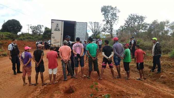 Policiais perguntam a trabalhadores sobre as condições de trabalho a que eram submetidos(foto: Polícia Militar/Divulgação) Policiais perguntam a trabalhadores sobre as condições de trabalho a que eram submetidos(foto: Polícia Militar/Divulgação)