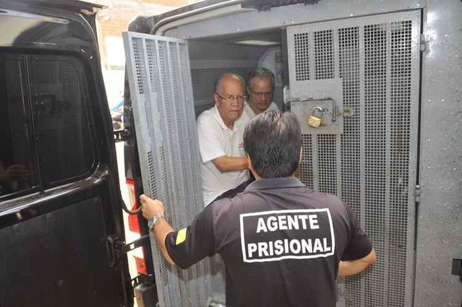 O bispo dom José Ronaldo Ribeiro (E) e o vigário-geral monsenhor Epitácio Cardoso Pereira (D), prestaram depoimento hoje(foto: Minervino Junior/CB/D.A Press) O bispo dom José Ronaldo Ribeiro (E) e o vigário-geral monsenhor Epitácio Cardoso Pereira (D), prestaram depoimento hoje(foto: Minervino Junior/CB/D.A Press)