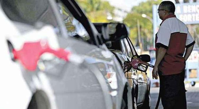 A Petrobras autorizou na semana passada alta de 2,3% para a gasolina e de 1,9% para o diesel nas refinarias brasileiras(foto: Marcelo Camargo/Agência Brasil) A Petrobras autorizou na semana passada alta de 2,3% para a gasolina e de 1,9% para o diesel nas refinarias brasileiras(foto: Marcelo Camargo/Agência Brasil)