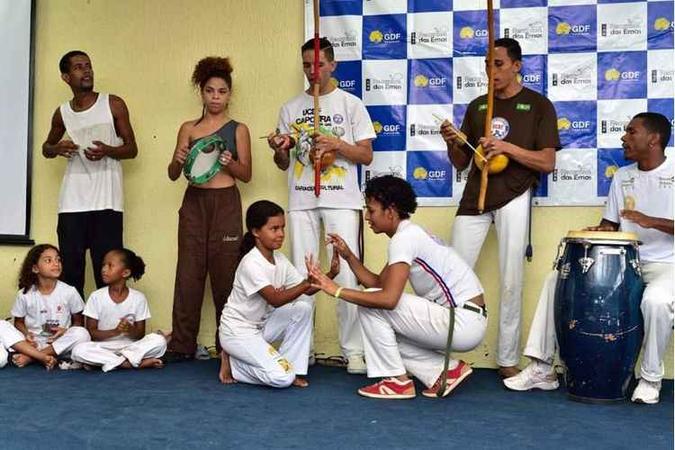 Entre as atividades, alunos fizeram apresentação de rodas de capoeira(foto: Joelma Bomfim/SINPRO DF)