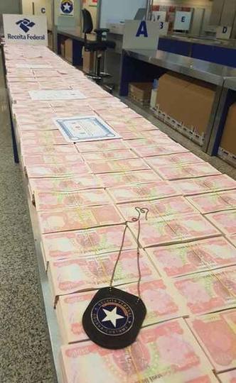 O dinheiro falso: maior apreensão do tipo na história do aeroporto de Brasília(foto: Divulgação Receita Federal do Brasil) O dinheiro falso: maior apreensão do tipo na história do aeroporto de Brasília(foto: Divulgação Receita Federal do Brasil)