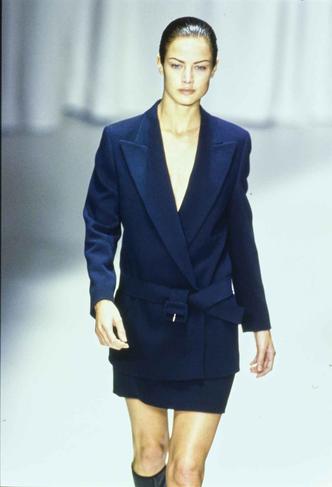 A alfaiataria desconstruída apresentada no outono da Versace, em 1997, remete à estrutura da década de 1980, porém com um olhar futurista e, sobretudo, andrógino: característica principal dos anos 1990.(foto: Arquivo Condé Nast ) A alfaiataria desconstruída apresentada no outono da Versace, em 1997, remete à estrutura da década de 1980, porém com um olhar futurista e, sobretudo, andrógino: característica principal dos anos 1990.(foto: Arquivo Condé Nast )