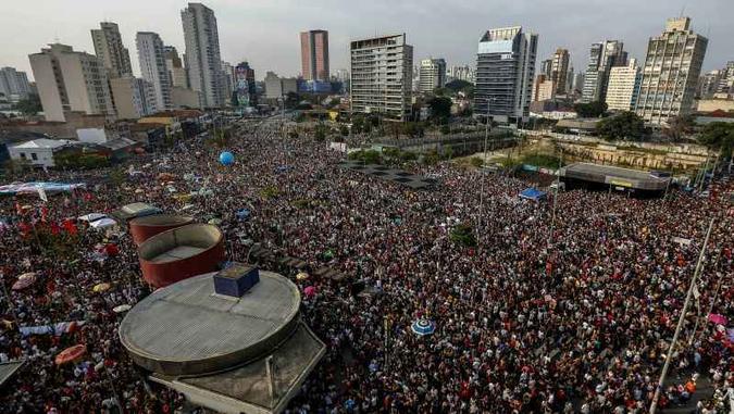 Imagem do Largo da Batata lotado de manifestantes contra o candidato Jair Bolsonaro, no sábado (29/9)(foto: Miguel Schincariol/AFP) Imagem do Largo da Batata lotado de manifestantes contra o candidato Jair Bolsonaro, no sábado (29/9)(foto: Miguel Schincariol/AFP)