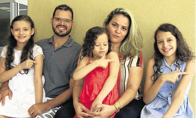 Jéssica e o marido tentam levar as filhas, Anna Clara, Anne Victória e Isabelle Evy, juntas à vacinação para que se deem suporte(foto: Vinicius Cardoso Vieira/Esp. CB/D.A Press) Jéssica e o marido tentam levar as filhas, Anna Clara, Anne Victória e Isabelle Evy, juntas à vacinação para que se deem suporte(foto: Vinicius Cardoso Vieira/Esp. CB/D.A Press)