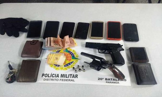 Um dos abordados estava no banco traseiro com uma arma de fogo calibre .38, três munições deflagradas e duas intactas(foto: PMDF/Divulgação) Um dos abordados estava no banco traseiro com uma arma de fogo calibre .38, três munições deflagradas e duas intactas(foto: PMDF/Divulgação)