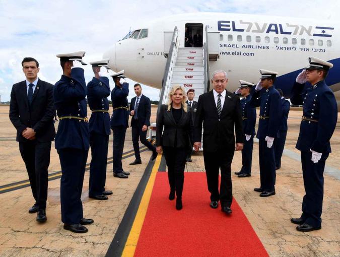 O primeiro-ministro Benjamin Netanyahu e sua esposa, Sarah, desembarcam em Brasília para posse de Bolsonaro(foto: Avi Ohayon, GPO/Divulgação) O primeiro-ministro Benjamin Netanyahu e sua esposa, Sarah, desembarcam em Brasília para posse de Bolsonaro(foto: Avi Ohayon, GPO/Divulgação)