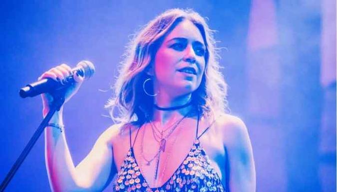 Roberta Sá faz show no projeto Na Praia(foto: Marcos Hermes/Divulgação) Roberta Sá faz show no projeto Na Praia(foto: Marcos Hermes/Divulgação)