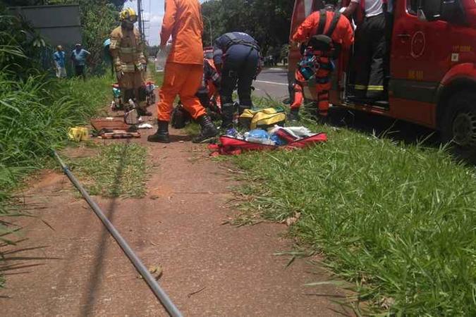 Socorristas do Corpo de Bombeiros tentaram reanimar a vítima, mas não obtiveram sucesso(foto: CBMDF/Divulgação) Socorristas do Corpo de Bombeiros tentaram reanimar a vítima, mas não obtiveram sucesso(foto: CBMDF/Divulgação)