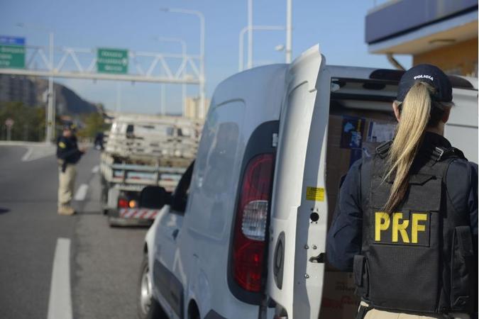A Polícia Rodoviária Federal atendeu à ocorrência na qual o pai abandonou os filhos após o acidente(foto: Tania Rego/Agência Brasil) A Polícia Rodoviária Federal atendeu à ocorrência na qual o pai abandonou os filhos após o acidente(foto: Tania Rego/Agência Brasil)