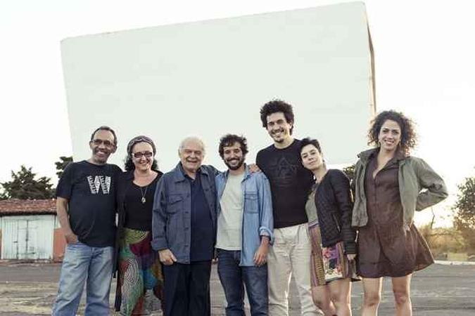 Equipe que trabalhou no filme 'O último Cine Drive-In', de Iberê Carvalho.(foto: Diego Bresani/Divulgação) Equipe que trabalhou no filme 'O último Cine Drive-In', de Iberê Carvalho.(foto: Diego Bresani/Divulgação)