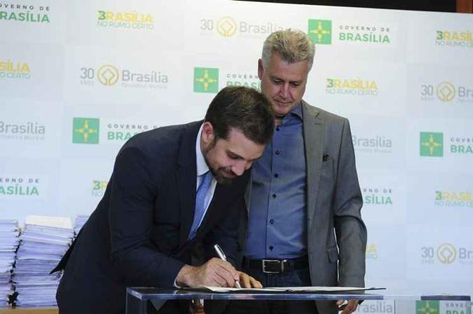 O secretário de Saúde, Humberto Fonseca, ao lado do governador Rodrigo Rollemberg: momento histórico para a saúde do DF(foto: Pedro Ventura/Agência Brasília) O secretário de Saúde, Humberto Fonseca, ao lado do governador Rodrigo Rollemberg: momento histórico para a saúde do DF(foto: Pedro Ventura/Agência Brasília)