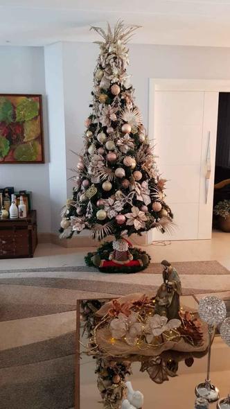 Árvore de Natal da decoradora Carmem Abreu na cor tendência: rosé.(foto: Carmen Abreu/Divulgação) Árvore de Natal da decoradora Carmem Abreu na cor tendência: rosé.(foto: Carmen Abreu/Divulgação)
