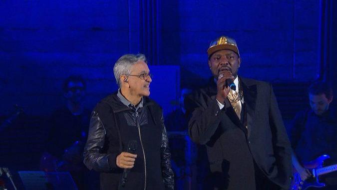 Caetano Veloso e Mr. Catra dividiram o palco em 2016, no programa 'Bagulho louco', comandado pelo funkeiro no canal Multishow (foto: Multishow/Reprodução) Caetano Veloso e Mr. Catra dividiram o palco em 2016, no programa 'Bagulho louco', comandado pelo funkeiro no canal Multishow (foto: Multishow/Reprodução)