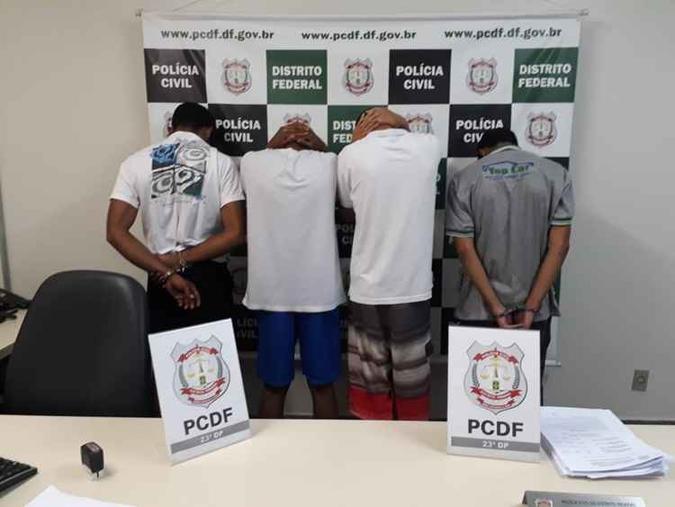 Quarteto foi preso acusado de integrar quadrilha especializada em desmanche de veículos(foto: PCDF/Divulgação) Quarteto foi preso acusado de integrar quadrilha especializada em desmanche de veículos(foto: PCDF/Divulgação)