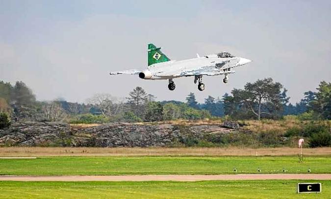 O Gripen em voo de teste na Suécia: o Brasil encomendou 36 unidades à Saab, fabricante da aeronave, para renovar a frota de defesa nacional(foto: Stefan Jerrevang/AFP/TT News) O Gripen em voo de teste na Suécia: o Brasil encomendou 36 unidades à Saab, fabricante da aeronave, para renovar a frota de defesa nacional(foto: Stefan Jerrevang/AFP/TT News)