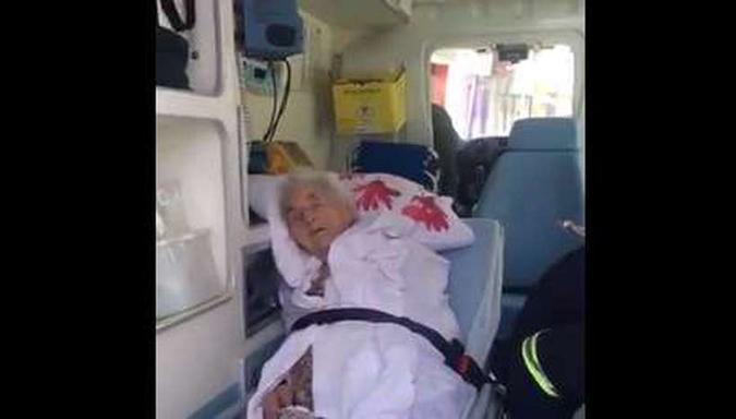Idosa foi levada até uma agência bancária da capital de ambulância(foto: Reprodução/Twitter) Idosa foi levada até uma agência bancária da capital de ambulância(foto: Reprodução/Twitter)