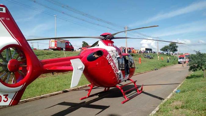 A vítima que sobreviveu foi levada ao hospital da Ceilândia com fratura no fêmur (foto: Divulgação/CBMDF) A vítima que sobreviveu foi levada ao hospital da Ceilândia com fratura no fêmur (foto: Divulgação/CBMDF)