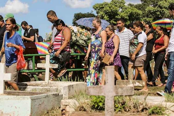 Pelo menos 100 pessoas, entre amigos e parentes, compareceram ao enterro do universitário Milton Junio Rodrigues de Souza(foto: Arthur Menescal/Esp. CB/D.A Press) Pelo menos 100 pessoas, entre amigos e parentes, compareceram ao enterro do universitário Milton Junio Rodrigues de Souza(foto: Arthur Menescal/Esp. CB/D.A Press)