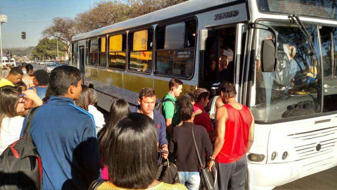 Em dia de paralisação dos rodoviários, ônibus do transporte pirata fazem fila no centro de Taguatinga(foto: Marcelo Ferreira/CB/D.A Press) Em dia de paralisação dos rodoviários, ônibus do transporte pirata fazem fila no centro de Taguatinga(foto: Marcelo Ferreira/CB/D.A Press)