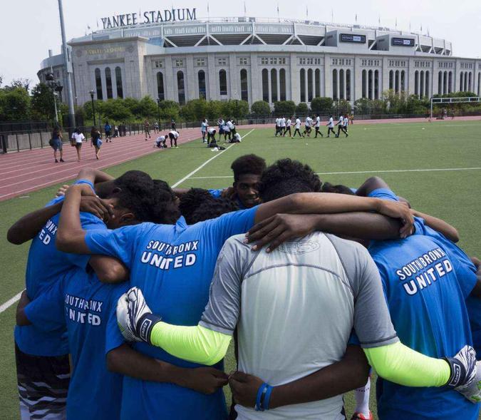 Jogadores imigrantes se abraçam em Nova York(foto: DON EMMERT/ AFP) Jogadores imigrantes se abraçam em Nova York(foto: DON EMMERT/ AFP)