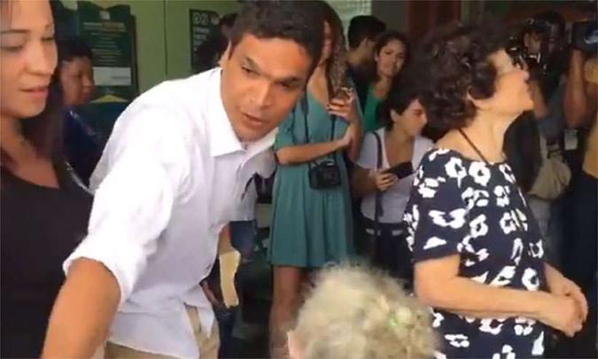 Daciolo encontrou cadeirante na entrada da seção eleitoral, no Rio, e a ajudou a chegar ao local de votação(foto: Reprodução da internet/Twitter/SBT Rio)) Daciolo encontrou cadeirante na entrada da seção eleitoral, no Rio, e a ajudou a chegar ao local de votação(foto: Reprodução da internet/Twitter/SBT Rio))