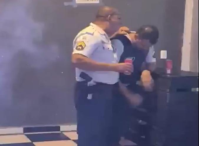 O sargento e o cabo da PMDF foram filmados, de farda e armados, com sinais de embriaguez, em um Hookah (estabelecimento voltado para o consumo de narguilé), no Paranoá (foto: Reprodução) O sargento e o cabo da PMDF foram filmados, de farda e armados, com sinais de embriaguez, em um Hookah (estabelecimento voltado para o consumo de narguilé), no Paranoá (foto: Reprodução)