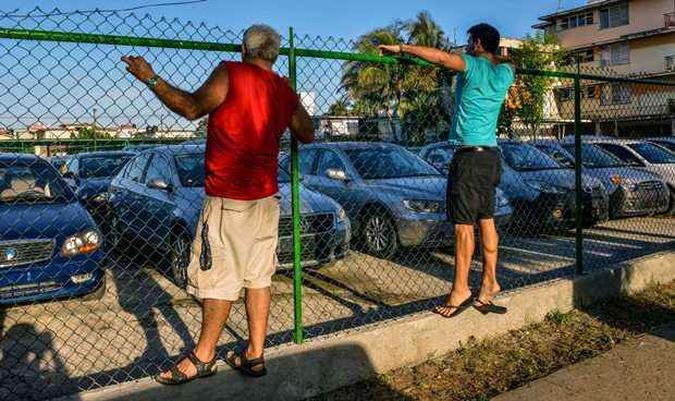 Cubanos observam os carros usados para vendas em Havana(foto: Adalberto Roque/ AFP Photo) Cubanos observam os carros usados para vendas em Havana(foto: Adalberto Roque/ AFP Photo)