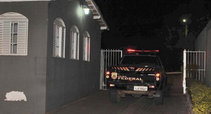 Policiais chegam ao Condomínio Jardim Botânico I onde o escrivão da Policia Federal, Fernando Scuri Lima foi encontrado morto(foto: Carlos Moura/ CB/ D.A Press) Policiais chegam ao Condomínio Jardim Botânico I onde o escrivão da Policia Federal, Fernando Scuri Lima foi encontrado morto(foto: Carlos Moura/ CB/ D.A Press)