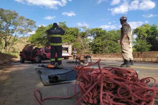 Retirada do veículo aconteceu por cima do Rio São Bartolomeu, na zona rural de Luziânia (GO)(foto: CBMGO/Divulgação) Retirada do veículo aconteceu por cima do Rio São Bartolomeu, na zona rural de Luziânia (GO)(foto: CBMGO/Divulgação)