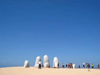 O monumento Las Manos, no Uruguai, foi destino de Priscilla e o namorado(foto: Wesley & Brendon Rosenblum/Flickr) O monumento Las Manos, no Uruguai, foi destino de Priscilla e o namorado(foto: Wesley & Brendon Rosenblum/Flickr)