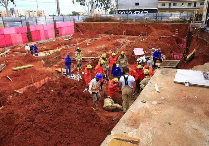 William de Brito Moura, 24 anos, realizava a limpeza da área onde será construído um prédio. Bombeiros trabalharam por quase 1h20 no resgate(foto: Corpo de Bombeiros/ divulgação) William de Brito Moura, 24 anos, realizava a limpeza da área onde será construído um prédio. Bombeiros trabalharam por quase 1h20 no resgate(foto: Corpo de Bombeiros/ divulgação)