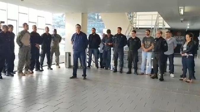 O candidato à Presidência Jair Bolsonaro (PSL) vista o Bope no Rio de Janeiro (foto: Jair Bolsonaro/Redes sociais/Direitos Reservados ) O candidato à Presidência Jair Bolsonaro (PSL) vista o Bope no Rio de Janeiro (foto: Jair Bolsonaro/Redes sociais/Direitos Reservados )