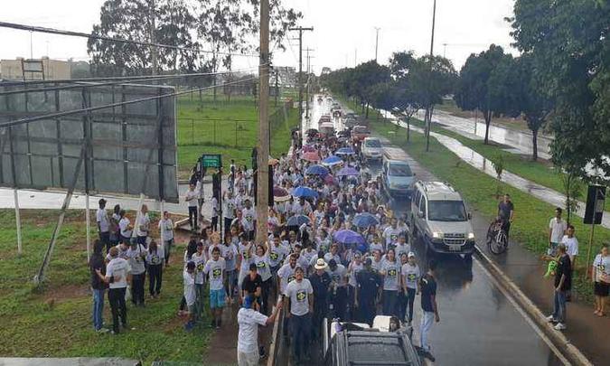 No fim do percurso, o grupo enfrentou um pouco de chuva, mas seguiu até o ponto de chegada(foto: Cleidison Duarte) No fim do percurso, o grupo enfrentou um pouco de chuva, mas seguiu até o ponto de chegada(foto: Cleidison Duarte)