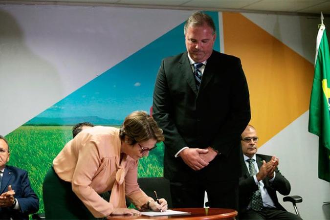Fernando Henrique Kohlmann com a ministra Tereza Cristina(foto: Divulgação/Antônio Araujo/Ministério da Agricultura ) Fernando Henrique Kohlmann com a ministra Tereza Cristina(foto: Divulgação/Antônio Araujo/Ministério da Agricultura )