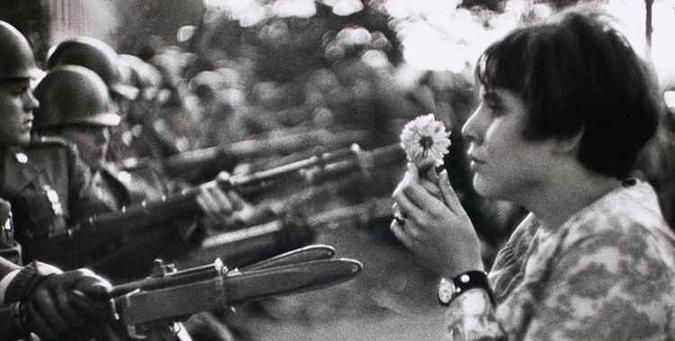 Imagem de manifestação contra a guerra do Vietnã inspirou conceito(foto: Marc Riboud- 1967/ Reprodução) Imagem de manifestação contra a guerra do Vietnã inspirou conceito(foto: Marc Riboud- 1967/ Reprodução)
