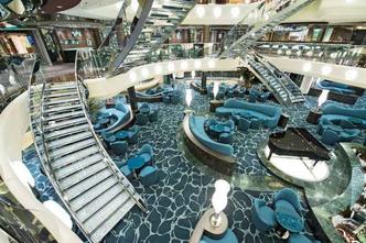 O hall do navio possui escadas fabricadas com cristais Swarovski: luxo(foto: MSC/Divulgação) O hall do navio possui escadas fabricadas com cristais Swarovski: luxo(foto: MSC/Divulgação)