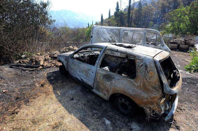 Incêndio atinge carro na Croácia(foto: AFP) Incêndio atinge carro na Croácia(foto: AFP)