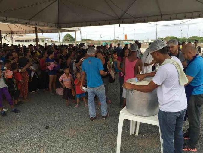 Imigrantes atendidos pela Operação Acolhida recebem comida em Boa Vista (foto: Victor Ribeiro/Radiojornalismo EBC) Imigrantes atendidos pela Operação Acolhida recebem comida em Boa Vista (foto: Victor Ribeiro/Radiojornalismo EBC)