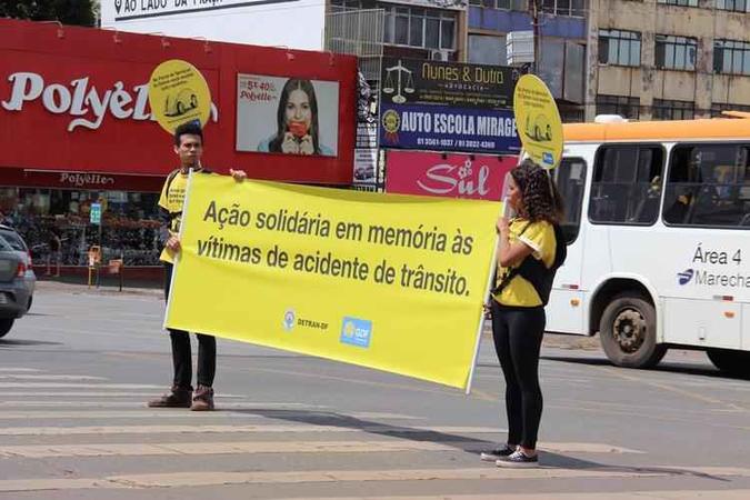 Faixa estendida na Praça do Relógio, em Taguatinga(foto: Divulgação/Detran-DF) Faixa estendida na Praça do Relógio, em Taguatinga(foto: Divulgação/Detran-DF)