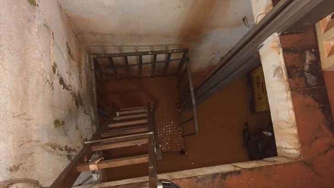 O subsolo de uma distribuidora de bebidas de Vicente Pires fico tomado por água e lama(foto: Flávio Henrique de Menezes/ divulgação) O subsolo de uma distribuidora de bebidas de Vicente Pires fico tomado por água e lama(foto: Flávio Henrique de Menezes/ divulgação)