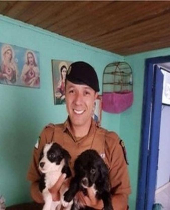 Soldado Mendes com os dois filhotes que resgatou do bueiro(foto: Soldado Anselmo Waltrick/Acervo Pessoal ) Soldado Mendes com os dois filhotes que resgatou do bueiro(foto: Soldado Anselmo Waltrick/Acervo Pessoal )