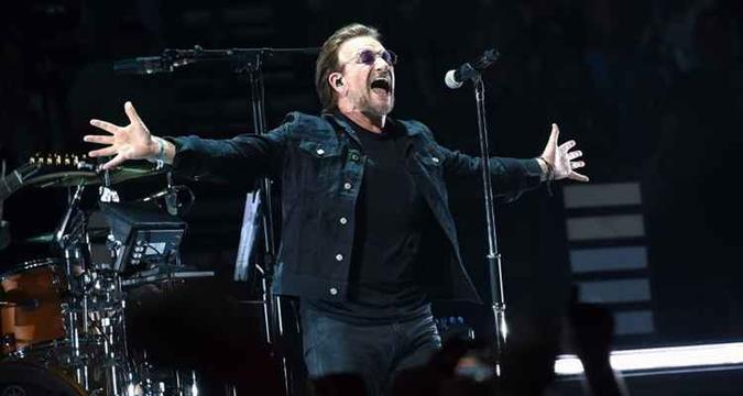 Bono Vox, vocalista da banda irlandesa U2, perdeu a voz durante show em Berlim(foto: Jason Kempin/Getty Images/AFP) Bono Vox, vocalista da banda irlandesa U2, perdeu a voz durante show em Berlim(foto: Jason Kempin/Getty Images/AFP)
