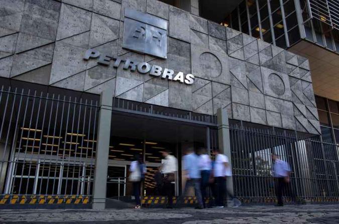 Na lista do futuro governo está a privatização de parte da Petrobras: país tem 138 empresas estatais federais(foto: Mauro Pimentel/AFP) Na lista do futuro governo está a privatização de parte da Petrobras: país tem 138 empresas estatais federais(foto: Mauro Pimentel/AFP)