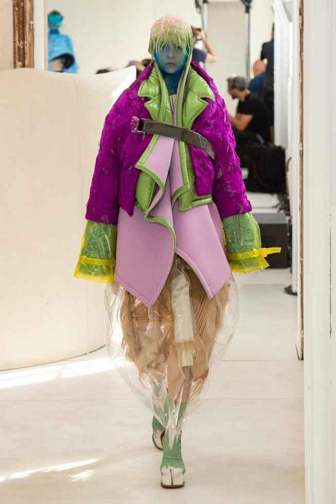 O glamour de John Galliano na Maison Margiela é inconsciente e despreocupado. Qualquer noção de estética neste desfile foi quebrada, e o que importa é o conceito por trás das sobreposições excessivas que o estilista propôs.(foto: Maison Margiela ) O glamour de John Galliano na Maison Margiela é inconsciente e despreocupado. Qualquer noção de estética neste desfile foi quebrada, e o que importa é o conceito por trás das sobreposições excessivas que o estilista propôs.(foto: Maison Margiela )