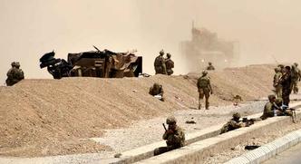 Os soldados dos EUA perto dos destroços de seu veículo no local de um ataque suicida do Taliban, em Kandahar (foto: Javed Tanveer / AFP - 2/8/2017) Os soldados dos EUA perto dos destroços de seu veículo no local de um ataque suicida do Taliban, em Kandahar (foto: Javed Tanveer / AFP - 2/8/2017)