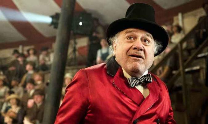 DeVito interpreta Max Medici no live-action 'Dumbo'(foto: Jay Maidment/Divulgação) DeVito interpreta Max Medici no live-action 'Dumbo'(foto: Jay Maidment/Divulgação)
